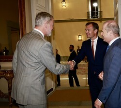 Su Majestad el Rey recibe el saludo del consejero delegado de MasOrange y Patrono Fundación Orange, Meinrad Spenger