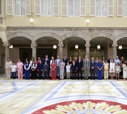 Fotografía de grupo de Su Majestad el Rey con los alumnos y profesores  parcitipantes en la audiencia a los ganadores de la XLIII edición del concurso