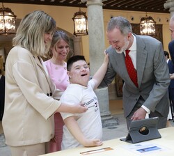 Su Majestad el Rey junto a Daniel Leal Tajuelo, C.E.E. María Auxiliadora de Campo de Criptana (Ciudad Real), Premio Educación Especial, que presentó u