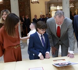 Su Majestad el Rey junto a Pablo Pérez Carrasco, St. Mary's School, 5º de Primaria, de Sevilla (Andalucía), con un retrato de la Princesa de Astur