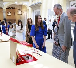 Su Majestad el Rey junto a Lucía Ortas Arnal, Colegio San Viator, 1º de E.S.O., Huesca (Aragón), que presentó una original manualidad en la que recrea