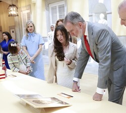 Su Majestad el Rey junto a Dayla Sofía Méndez Bermúdez, Colegio Nazaret, 1º de E.S.O. de Oviedo (Asturias). que presentó un original y sostenible retr