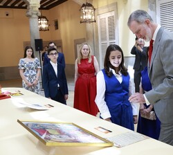 Su Majestad el Rey junto a Paola María Gatto García, Colegio Santa Catalina de Siena FESD, 1º de E.S.O., Santa Cruz de Tenerife (Canarias), que presen