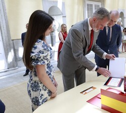 Su Majestad el Rey junto a Gema Patiño Martín-Consuegra, Colegio Divina Pastora, 1º de E.S.O., Daimiel (Ciudad Real), que presentó una manualidad en l