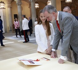 Su Majestad el Rey junto a María del Miguel Castellá, Institució Lleida Campus Terraferma, 1º de E.S.O., Alpicat. Lleida (Cataluña), que presentó una 