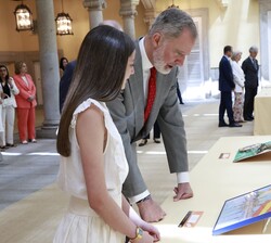 Su Majestad el Rey junto a Lucía Serrano Bueno, Colegio Virgen Niña, 6º de Primaria, de Vitoria-Gasteiz (Euskadi), que presentó un atractivo y logrado