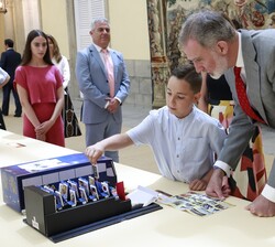 Su Majestad el Rey junto a Carlos Tejado Ardilla, Colegio Padre Manjón, 4º de Primaria, Montijo. Badajoz (Extremadura), que presentó una curiosa manua