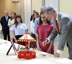 Su Majestad el Rey junto a Abril Castro Purriños, Colegio Cervantes, 6º de Primaria, Lugo (Galicia), que presentó un original carrusel que simboliza a