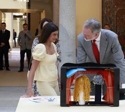 Su Majestad el Rey junto a Alazne Julliet Lluc Valdez ,Colegio San José, San Andrés y San Benito, 1º de E.S.O., que presentó una obra de teatro con ma