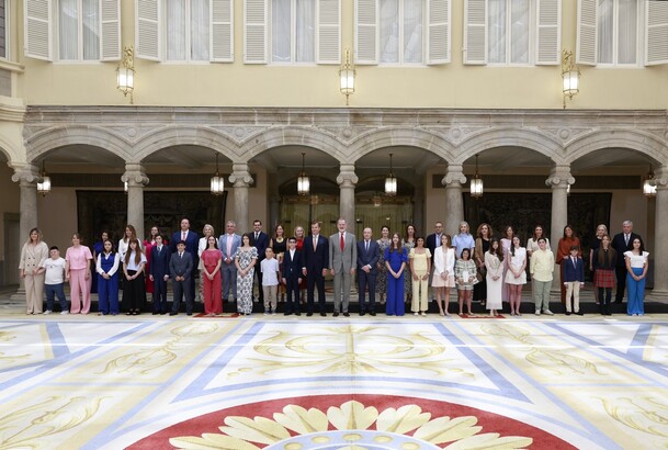 Fotografía de grupo de Su Majestad el Rey con los alumnos y profesores  parcitipantes en la audiencia a los ganadores de la XLIII edición del concurso