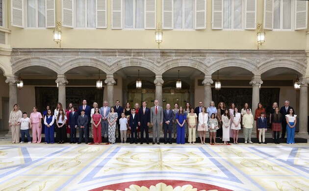 Fotografía de grupo de Su Majestad el Rey con los alumnos y profesores  parcitipantes en la audiencia a los ganadores de la XLIII edición del concurso