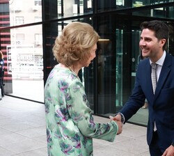 Doña Sofía recibe el saludo del consejero de Educación, Ciencia y Universidades de la Comunidad de Madrid, Emilio Viciana
