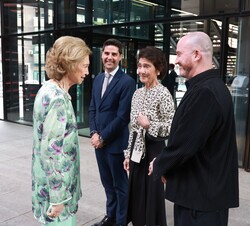 Su Majestad la Reina Doña Sofía conversa con las autoridades que la recibieron a su llegada al Museo Nacional Centro de Arte Reina Sofía 