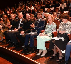 Doña Sofía acompañada de las autoridades asistentes al acto