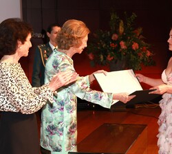 Doña Sofía entrega uno de los diplomas a una alumna del curso 2024-2025