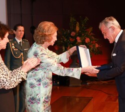 Su Majestad la Reina Doña Sofía hace entrega de la Placa de la Escuela al profesor Nicolás Pasquet