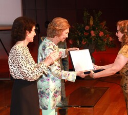La Reina Doña Sofía hace entrega de la Placa de la Escuela a Rosa Lázaro