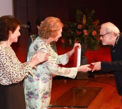 Su Majestad la Reina Doña Sofía entrega la Medalla de Honor de la Escuela al profesor David del Puerto