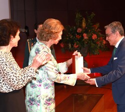 La Reina Doña Sofía entrega la Medalla de Honor de la Escuela al director artístico de la Escuela, Juan Mendoza
