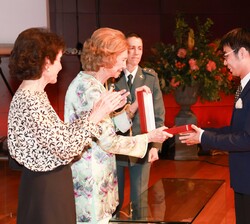Doña Sofía hace entrega de la Medalla de Honor de la Escuela a la profesora de la Cátedra de Viola Fundación BBVA, Nobuko Imai. El galardón fue recogi