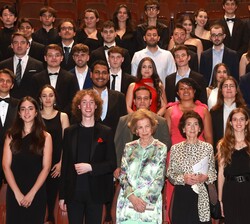 Click para ampliar Doña Sofía acompañada por las autoridades asistentes al acto y de los alumnos de la ESMRS