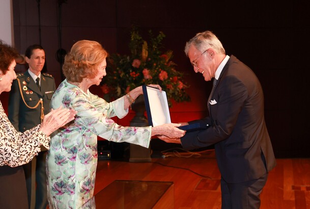 Su Majestad la Reina Doña Sofía hace entrega de la Placa de la Escuela al profesor Nicolás Pasquet