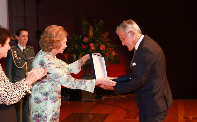 Su Majestad la Reina Doña Sofía hace entrega de la Placa de la Escuela al profesor Nicolás Pasquet