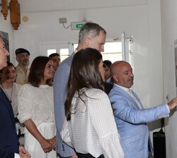Don Felipe y Doña Letizia atienden a las explicaciones durante su recorrido por la Cofradía de Pescadores de Burela