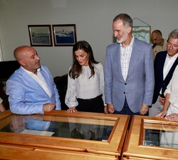Don Felipe y Doña Letizia observan una de las vitrinas en el interior de la Cofradía