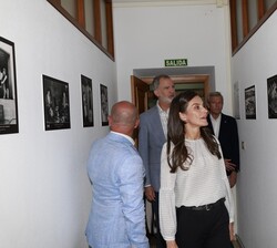 Sus Majestades los Reyes durante el recorrido por la Cofradía de Pescadores de Burela