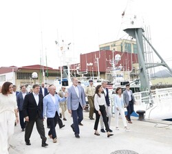 Sus Majestades los Reyes durante el recorrido desde la Cofradía de Pescadores  hacia el Barco Museo "Reina del Carmen"
