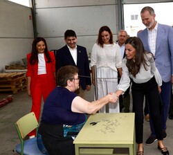 Su Majestad la Reina recibe el saludo de una de las trabajadoras del puerto