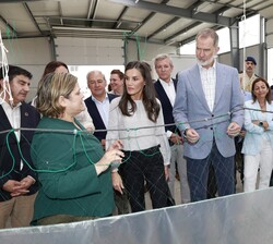 Don Felipe y Doña Letizia examinan el trabajo de las rederas