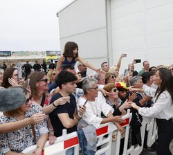 Sus Majestades los Reyes saludan al público que se congregaba durante el recorrido hasta el Barco Museo "Reina del Carmen"
