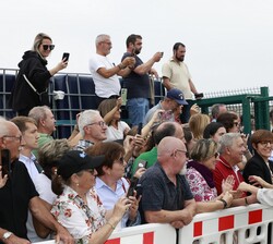 Su Majestad la Reina saluda al público que se congregaba durante el recorrido por el puerto de Burela