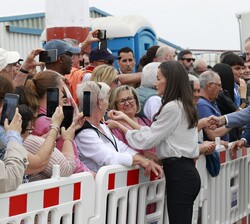 Sus Majestades los Reyes saludan al públio durante su recorrido hasta el Barco Museo "Reina del Carmen"