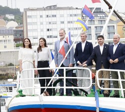 Fotografía de grupo de Sus Majestades los Reyes en el Barco Museo "Reina del Carmen" junto a las autoridades que les acompañaron durante la 