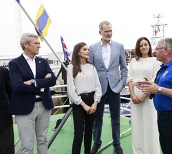 Don Felipe y Doña Letizia atienden a las explicaciones de Lino Pernas, encargado del Barco Museo "Reina del Carmen"