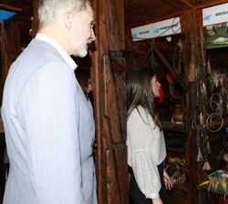Don Felipe y Doña Letizia durante su recorrido por el Barco Museo "Reina del Carmen"