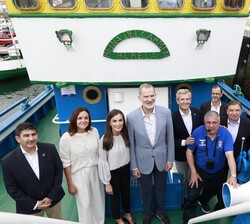 Fotografía de grupo de Sus Majestades los Reyes acompañados por Lino Pernas, encargado del museo y por las autoridades con las que realizaron la visit