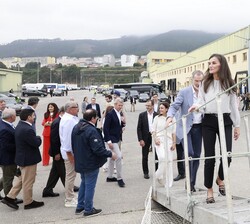 Don Felipe y Doña Letizia acceden a uno de los barcos de la flota del Gran Sol