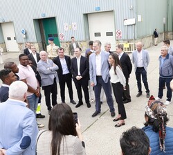 Sus Majestades los Reyes conversan con los trabajadores de la Lonja, armadores, patrones y marineros de diversas nacionalidades