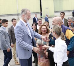 Su Majestad el Rey recibe el saludo de los trabajadores de la Lonja que le esperaban en el exterior