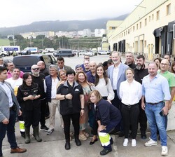 Fotografía de grupo de Don Felipe y Doña Letizia acompañados por los trabajadores de la Lonja