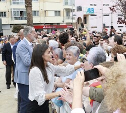 Don Felipe y Doña Letizia saludan al público en el exterior del Ayuntamiento de Burela