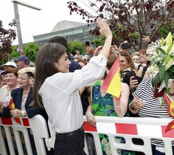 Doña Letizia saluda al público en el exterior del Ayuntamiento de Burela