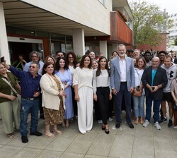 Sus Majestades los Reyes acompañados por los trabajadores del Ayuntamiento de Burela