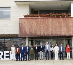 Fotografía de grupo de Sus Majestades los Reyes acompañados por la corporación municipal del Ayuntamiento de Burela