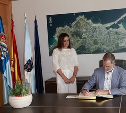 Don Felipe firma en el Libro de Honor del Ayuntamiento de Burela