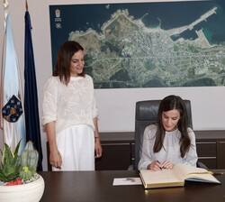 Doña Letizia firma en el Libro de Honor del Ayuntamiento de Burela